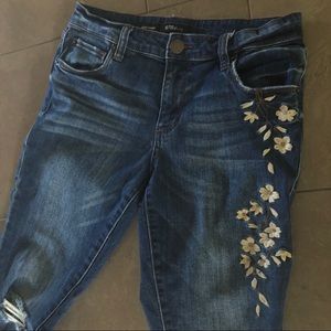 Embroidered distressed Taylor Tomboy 👖 Nordstrom